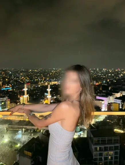Daphne, 27