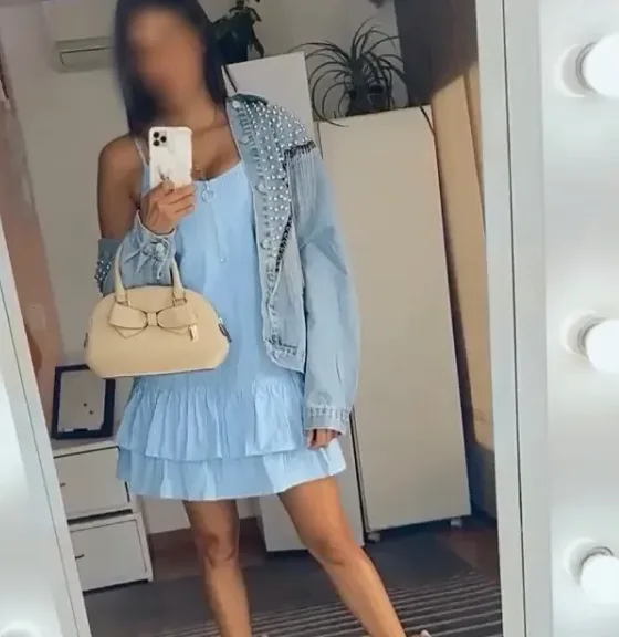 Zoe, 40